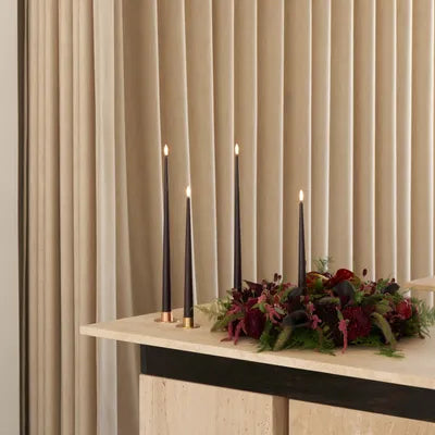 Feestelijk gedekte kersttafel met kaarsen en kerstdecoratie