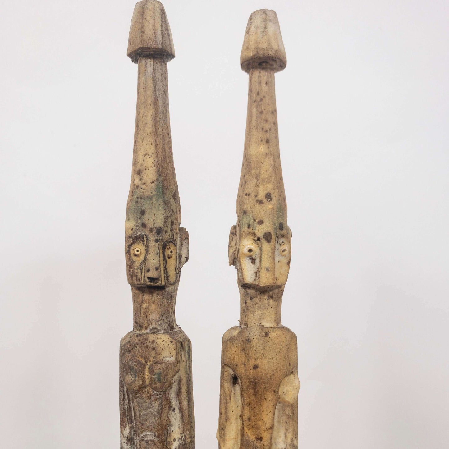 
                  
                    Twee houten beeldjes op statief
                  
                