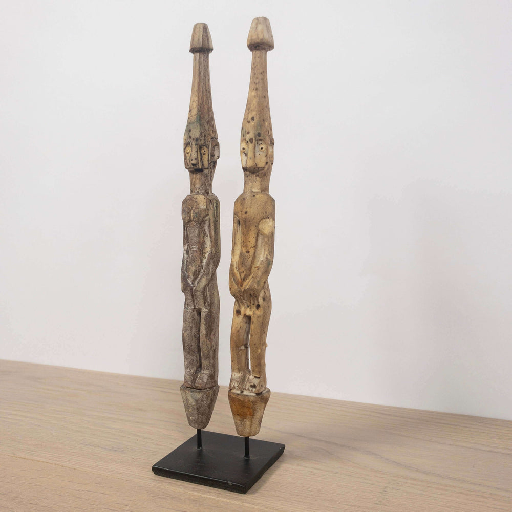 
                  
                    Twee houten beeldjes op statief
                  
                